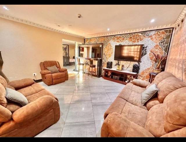4 BEDROOM HOUSE FOR SALE IN WELGEDACHT
